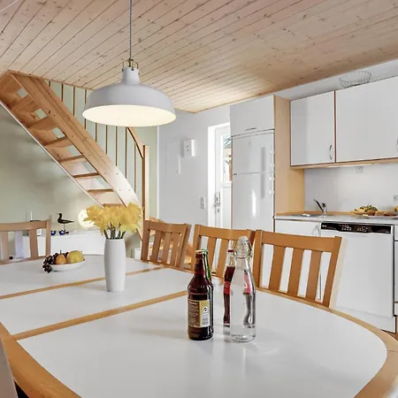 4 Bedroom Lovely In Гростен