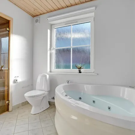4 Bedroom Lovely In Гростен
